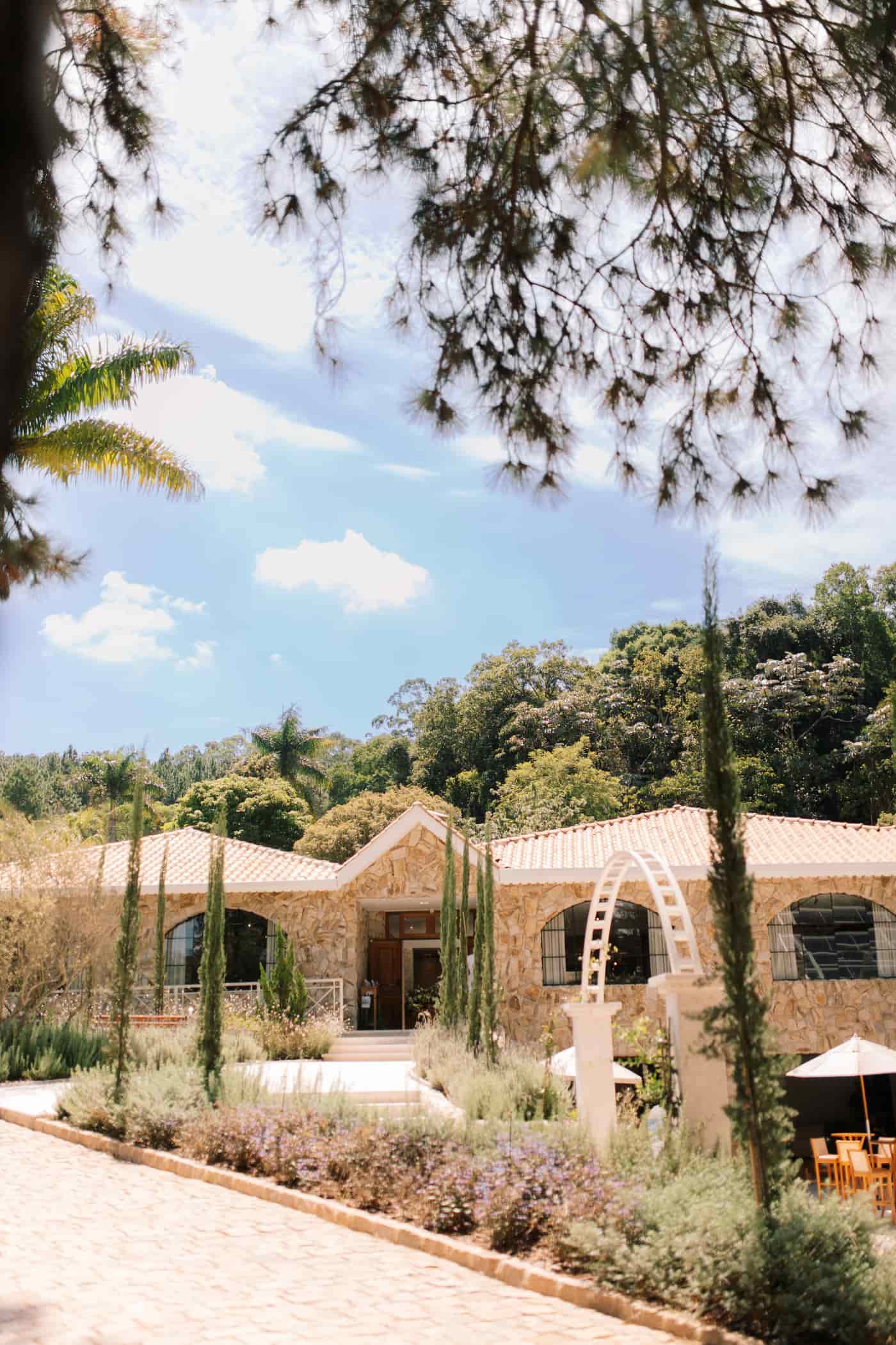 Chegada de pedras portuguesas com jardins e a casa principal do Serra dos Cristais.